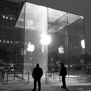 Illustration for article titled Snowblower turns Fifth Avenue Apple Store glass into beautiful painting